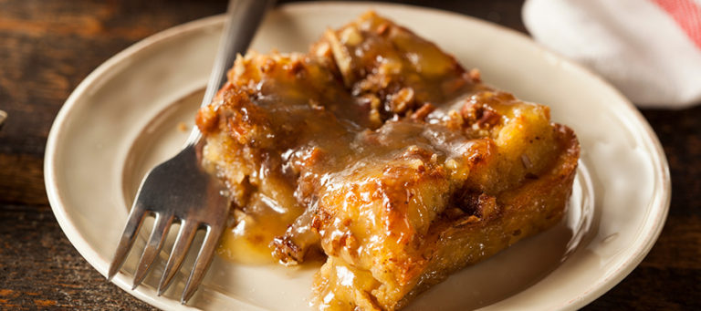 Budín de pan con salsa de caramelo y whisky irlandés - Adams Fairacre Farms